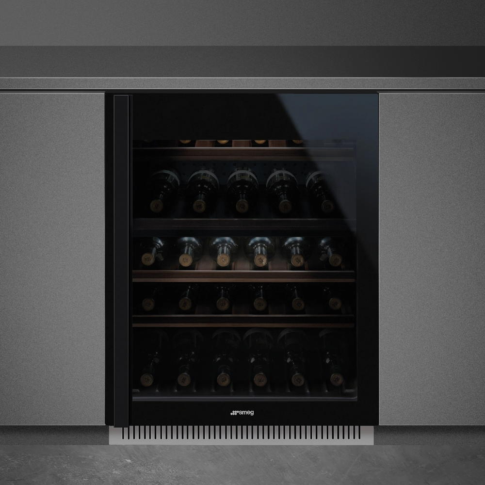 SMEG CVI638RN3 Холодильный шкаф для вина встраиваемый, высота 82 см, петли справа, черное стекло.